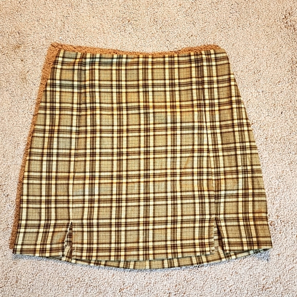 Love On a Hanger Tan & BrownPlaid Mini Skirt Size 9 - Picture 2 of 9
